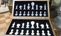 Depremde zarar gören okul sıraları satranç takımına dönüştürüldü