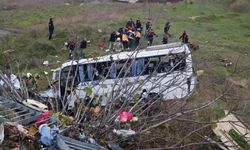 Esenyurt'ta servis midibüsü devrildi: Ölü ve yaralılar var