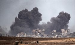 Katil İsrail ordusu Gazze'de binaları havaya uçurdu ve bazı bölgeleri hedef aldı