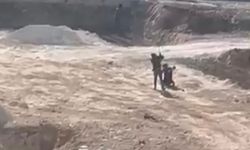 Vicdanları sızlatan görüntü: Okul inşaatında çocuk işçiye dayak