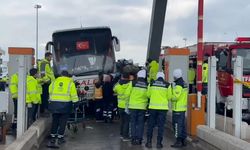 İstanbul'da yolcu otobüsünün çarptığı otomobil gişede sıkıştı