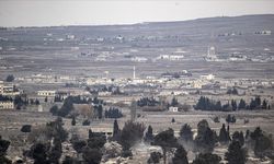 İsrail uçakları, Suriye'nin güneyindeki Kuneytra'nın tarım arazilerine tanımlanamayan maddeler püskürttü