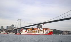 Türkiye'nin ultra derin deniz sondaj gemisi "Yıldırım" İstanbul Boğazı'ndan geçti