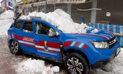 Çatıdan aracın üzerine düşen kar ve buz kütlesi nedeniyle 2 jandarma personeli yaralandı