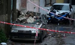 İzmir'de bir binadaki iki balkon otomobilin üzerine çöktü