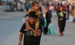 İsra*l’in sınırlı geçiş izni verdiği Refah'tan 4. günde sadece 21 kişi Gazze'ye döndü