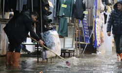 İzmir'de sağanak: Sokaklar su altında kaldı