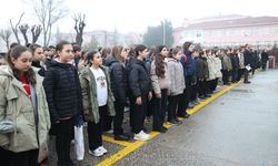 Okullarda 6 Şubat depremlerinde hayatını kaybedenler için saygı duruşu