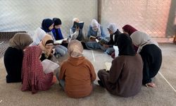 Gazze'de yıkılan caminin alanına kurulan çadırda çocuklar, Kur'an-ı Kerim tilaveti ve ezberine devam ediyor