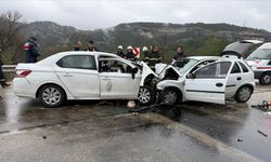 Burdur'da iki otomobilin çarpıştığı kazada 7 kişi hayatını kaybetti