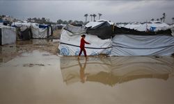 Gazze'de yerinden edilen Filistinlilerin çadırlarını şiddetli yağış nedeniyle su bastı