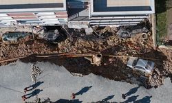 İzmir'de istinat duvarı çöktü! İki binada hasar var, arabalar toprak altında kaldı
