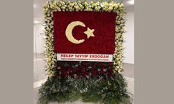Cumhurbaşkanı Erdoğan'dan MHP'ye Türk bayraklı kutlama çiçeği