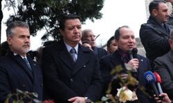 Mahmut Arıkan ve Fatih Erbakan, Necmettin Erbakan’ı mezarı başında andı