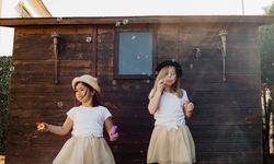 Coşku ve Şıklığı Bir Arada Sunan Kız Çocuk Kıyafetleri