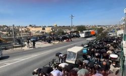 Filistinliler İsrail'in kısıtlamaları nedeniyle ramazan ayının üçüncü cumasını sokaklarda kıldı