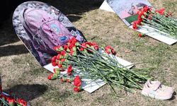 Saadet Partisi Kadın Kolları, İran’da katledilen kız çocukları için karanfil bıraktı