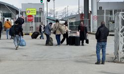 Türkiye-İran sınırındaki gümrük kapılarında günübirlik yolcu geçişleri durduruldu