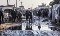 Gazze'de İsra*l saldırıları nedeniyle Filistinlilerin çadırlarını su bastı