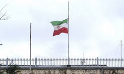 İran'ın İstanbul Başkonsolosluğu'nda bayraklar yarıya indirildi