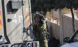 İsra*l askerleri El Halil’de Filistinli bir genci gerçek mermiyle ateş açarak yaraladı