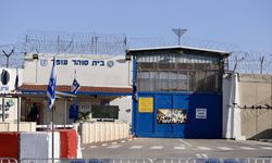 İsra*l, hapishanelerdeki Filistinli esirlerin koğuşlarına eş zamanlı baskın yaptı