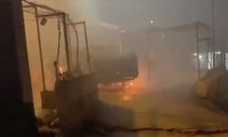 Batı Şeria’daki Filistin topraklarını gasbeden İsrailliler Filistinlilere saldırdı, araçları kundakladı