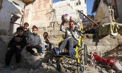 İsrail saldırısı sonucu tekerlekli sandalyeye mahkum olan Gazzeli çocuk, arkadaşları gibi koşup oynamak istiyor