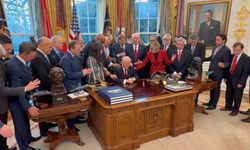 Oval Ofis'te ilginç anlar: Trump'a dokunup dua ettiler