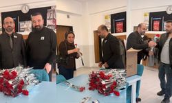 Öldürülen öğretmen sonrası okullarda anlamlı ziyaret: Mehmet Faruk Ertekin’den öğretmenlere karanfil