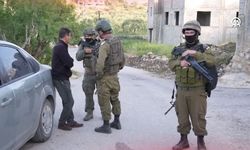 Katil İsrailliler, Batı Şeria'da Filistinlilere ve evlerine saldırdı