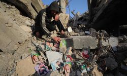 Gazzeli baba, yaklaşık üç yıldır enkaz altındaki çocuklarının izini arıyor