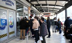 Plaka basım atölyeleri önünde kuyruk oluştu