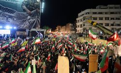 İran'ın başkenti Tahran'da binlerce kişi ABD ve İsrail'i "füzeler eşliğinde" protesto etti