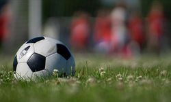 Futbolda yeni düzenleme: Ayrımcı davranışları gizlemek için ağzını kapatan futbolcular kırmızı kart görecek