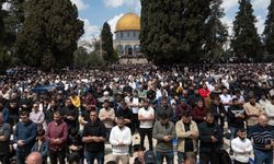 İsra*l'in 41 gün kapalı tuttuğu Mescid-i Aksa'da on binlerce Müslüman cuma namazında saf tuttu