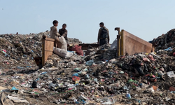Gazzeli çocuklar, kaldıkları çadırların yakınlarındaki çöp yığınları arasında büyüyor