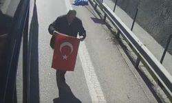 Otobüs şoföründen anlamlı hareket: “Bayrak ayak altında olmaz” diyerek otobüsü durdurdu
