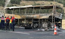 Denizli'de feci kaza: Yolcu otobüsü bariyerlere çarparak yandı, ölü ve yaralılar var