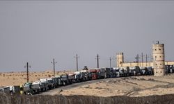 İşgalci İsrail, ateşkese rağmen Gazze Şeridi'ne yardım tırlarının girişini kısıtlamayı sürdürüyor
