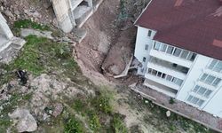 Çöken istinat duvarı evlerin içine girdi