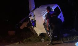 Elektrik direğine çarpan araç hurdaya döndü: 2 ölü, 2 yaralı