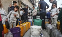 Gazze'de, okul sırasında olması gereken çocuklar saatlerce su kuyruğunda bekliyor