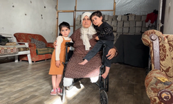 Tekerlekli sandalyeye mahkum Filistinli nine, yetim kalan torunlarına bakmaya çalışıyor