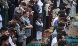 Gazze'de Filistinliler bayram namazını yıkılan camilerin enkazında ve çadır kamplarında kıldı