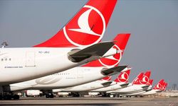 THY uçağındaki yolcular iniş takımlarında görülen duman nedeniyle tahliye edildi