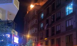 İstanbul'da 4 katlı binanın çatısında yangın