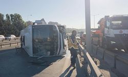 İstanbul'da bariyerlere çarpan midibüs devrildi: 12 yaralı