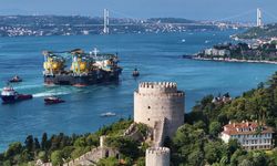 Dev vinç gemisi "Saipem 7000" İstanbul Boğazı'ndan geçti