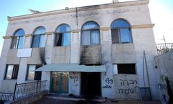 Siyonist İsrailliler, Batı Şeria'da bir cami ile iki evi kundakladı